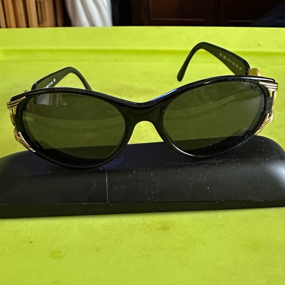 Fendi Sunglasses with Black Frame and Gold Details main image 6